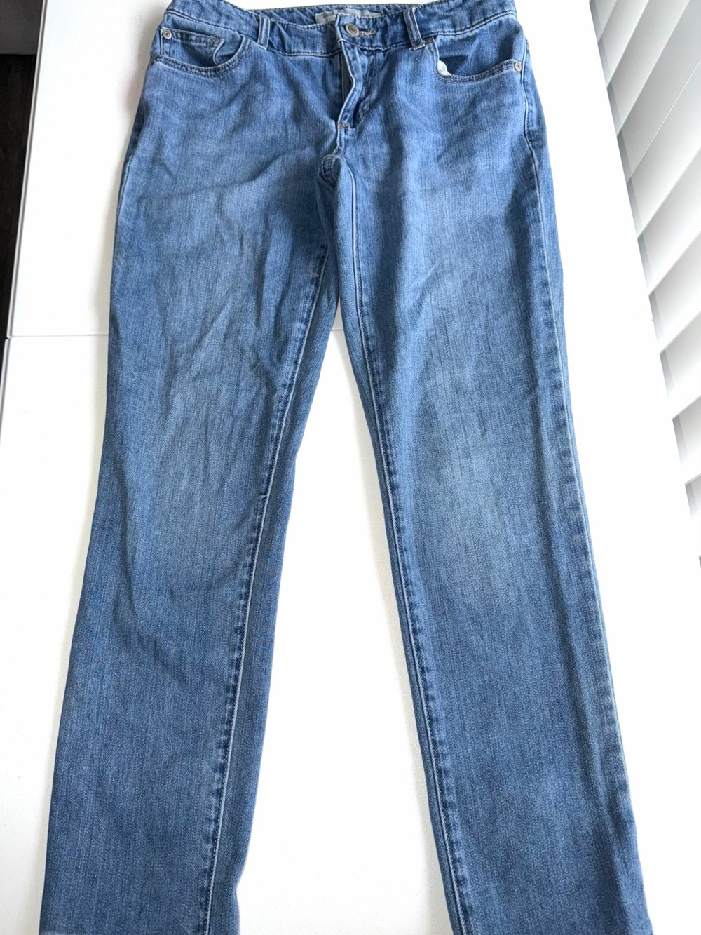 Chico's Platinum Denim blue jeans featuring metallic snap button detailing T0144